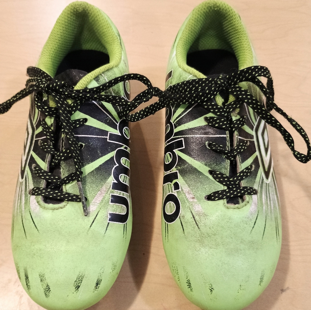 Umbro Kids Green Soccer Shoes sz 12K
